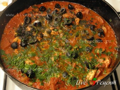 За 2-3 мин до окончания добавляем нарезанные оливки, соль и перец по вкусу, а также зелень.