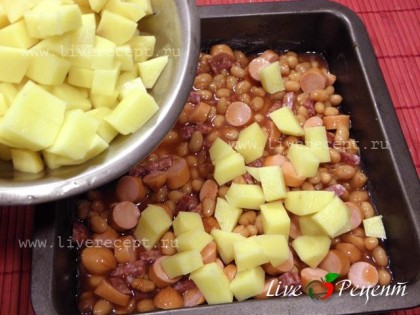 Чистим картофель и режем его кубиками. Немного подсаливаем, сбрызгиваем оливковым маслом и выкладываем следующим слоем.