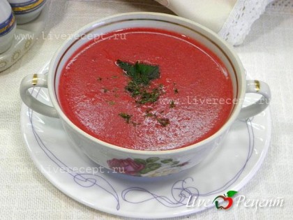 Свекольный крем-суп подаем в горячем виде, украсив зеленью.