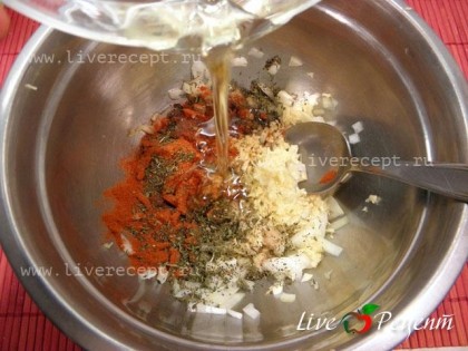 В глубокой миске смешиваем мелко нарезанный лук, чеснок, уксус, красный перец, карри, паприку, орегано и оливковое масло. Перемешиваем.