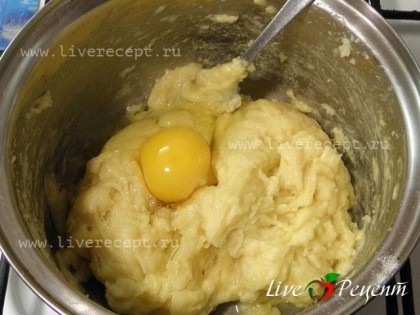 Затем вводим яйца по одному, хорошо перемешивая после каждого раза.