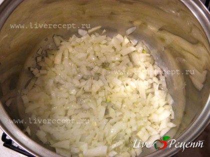 Чтобы приготовить суп-пюре из тыквы, в кастрюле с толстым дном растапливаем сливочное масло, выкладываем мелко порезанный лук и жарим до мягкости 2-3 мин.