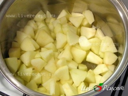 Для приготовления яблочно-имбирного мусса яблоки моем, чистим, удаляем сердцевину и нарезаем, произвольно. Складываем в кастрюлю, удобную для тушения, добавляем воду и сок лимона. Тушим яблоки до мягкости, в конце добавляем имбирный сок, перемешиваем.Для получения имбирного сока корень имбиря трем на мелкой терке и отжимаем из полученной массы через сито или марлю сок.