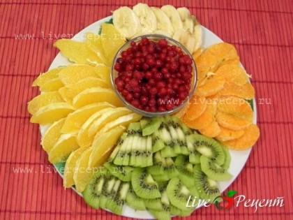 Тем временем моем, чистим и нарезаем фрукты.Можно использовать также консервированные фрукты или любые другие на ваш вкус.