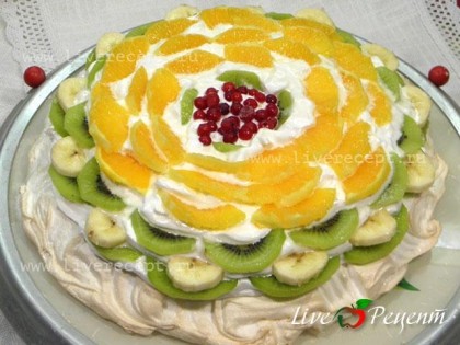 Затем торт «Анна Павлова» украшаем фруктами и подаем. Невероятно вкусно и легко!