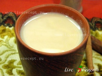 Имбирный чай с молоком и кардамоном готов!