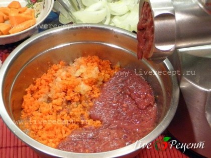 Для приготовления запеканки из печени морковь, лук и печень пропускаем через мясорубку.