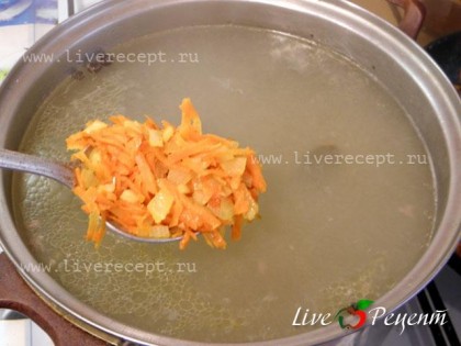 Готовим зажарку. Лук мелко нарезаем, морковь трем на средней терке. Подготовленные овощи  обжариваем на растительном масле до мягкости. Добавляем зажарку в суп.