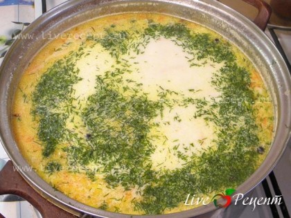 Сырный суп с фрикадельками солим по вкусу, добавляем зелень, даем еще немного покипеть, и выключаем. Ароматный и очень вкусный суп готов!
