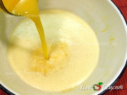 Для приготовления апельсиновых блинчиков, яйца взбиваем с сахаром. Добавляем маргарин, щепотку соли и вливаем апельсиновый сок. Тщательно перемешиваем.