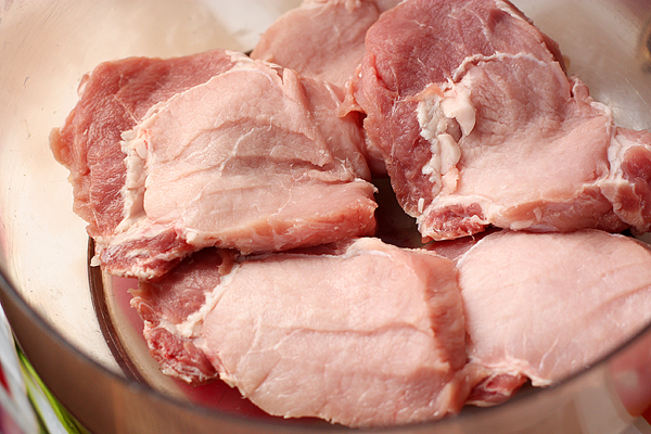 Мясо нарежьте поперек волокон толщиной около 1,5 см.  Лучше, если мясо будет нежирным.