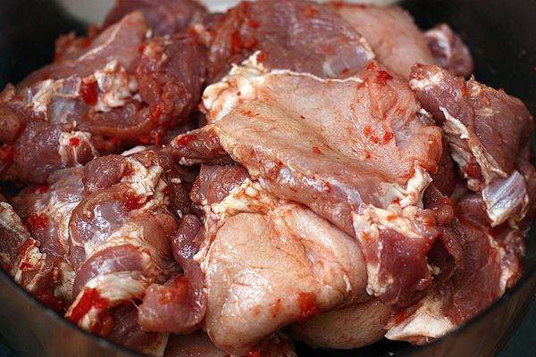 Мясо залейте измельченными овощами и оставьте на 1 час в прохладном месте. Один раз переверните в процессе маринования.