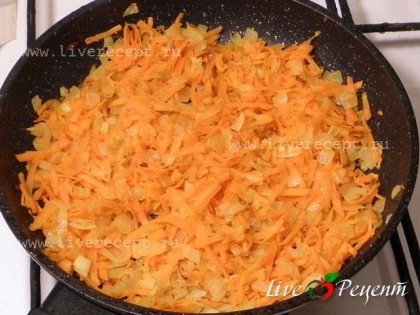 Приготовим начинку. Обжариваем на растительном масле мелко порезанный лук и натертую на крупной терке морковь, до мягкости.