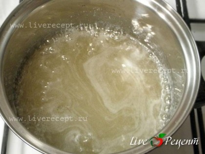 Для приготовления шоколадной сахарной помады в небольшую кастрюлю засыпаем сахар, вливаем горячую воду и перемешиваем, ставим кастрюлю на огонь. Перед началом кипения накрываем кастрюлю крышкой на 2-3 мин. Варим сироп до 115-117 градусов. Когда сироп почти готов добавляем лимонный сок. Если у вас нет кухонного термометра, варим сироп до пробы на мягкий шарик. Берем чайной ложкой немного сиропа и опускаем его в холодную воду. Если остывший сироп скатывается в шарик, он готов. Крышка первые 2-3 минуты нам нужна для того, чтобы водяные пары, которые образуются, смыли бы стенки кастрюли и на них не осталось сахарных кристаллов, которые могут привести к кристаллизации сахарного сиропа.