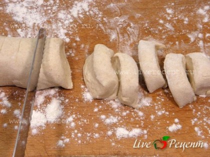 Влажными руками еще раз вымешиваем тесто, раскатываем его в виде колбаски и делим на 15 частей.
