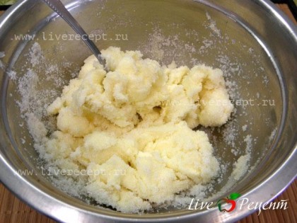 Чтобы приготовить торт "Медовик" в первую очередь делаем крем, его необходимо сделать заранее. Ставим на плиту молоко .Далее смешиваем масло ( оно должно быть  мягким) и сахар.
