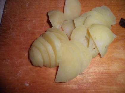 Картофель отварить, почистить и нарезать