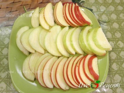 Для приготовления яблочного пирога с изюмом из яблок удаляем сердцевину и нарезаем тонкими ломтиками.