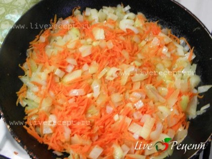 Лук и морковь мелко нарезаем и слегка пассируем до прозрачности лука. За пару минут до готовности добавляем перетертый вместе с солью чеснок.