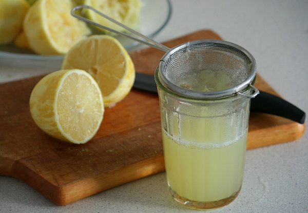 Из облысевших фруктов выдавливаем сок. Чтобы сока получилось много, лимоны и лаймы нужно прогреть в микроволновке буквально 30 сек. У меня из этого количества получается чуть больше 3/4 стакана сока.  