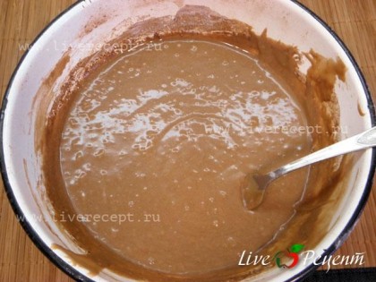 Чтобы приготовить торт с какао и яблоками, растопленное сливочное масло, ванильный сахар, яйца, сахар, соль соединяем и перемешиваем. Добавляем разрыхлитель, какао, молоко, муку и замешиваем тесто.