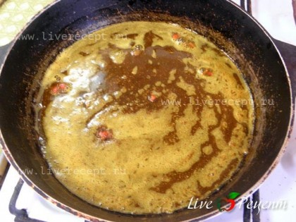 Берем  сковородку (или чугунок),  добавляем  масла, прогреваем его на среднем огне и добавляем кумин, корицу, куркуму, красный перец и перец чили.