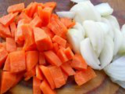 3 Порезать лук и морковь. Лук и морковь очистить. Нарезать довольно крупными кусками, лук - полукольцами, морковь - кубиками.