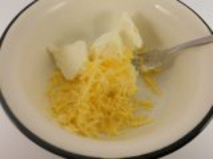 2 Смешать сыры. В мягкий сыр добавить натертый на мелкой терке сыр твердый. Хорошенько перемешать. Сыры можете выбирать по своему вкусу, можно использовать несколько сортов.