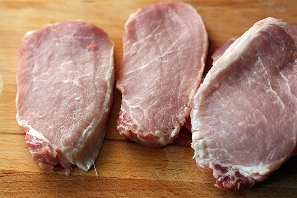 Мясо разрежьте поперек волокон на куски толщиной 1,5-2 см.