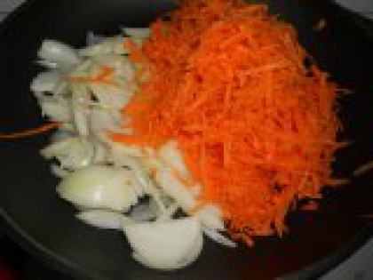 3 Лук порезать, морковь натереть. Лук репчатый и морковь очистить, помыть. Лук порезать тонкими полукольцами, морковь натереть на крупной терке или терке для корейской моркови (можно нарезать тонкими брусочками). Выложить на сковороду с растительным маслом.