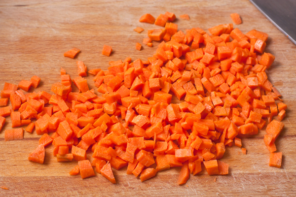 Очищенную морковь нарежьте мелкими кубиками или натрите на крупной терке.