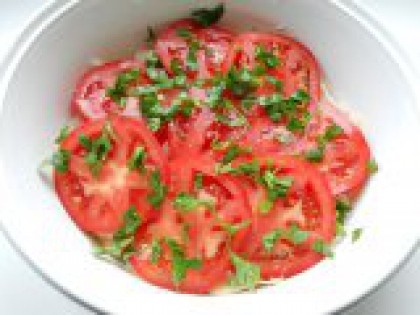 6 Выложить слой помидоров. На филе разместить тонкие кружочки свежих помидоров и посыпать измельченной петрушкой.