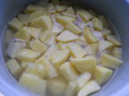 3 Картофель порезать, поставить на огонь. Картофель очистить, помыть и нарезать небольшими кубиками. Залить водой, поставить на огонь. Довести до кипения, посолить по вкусу и варить 15 минут.