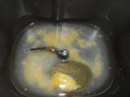 1 Влить воду, добавить яйцо, масло. Тесто я готовила в хлебопечке. В емкость влить теплую воду, добавить яйцо и растительное масло.