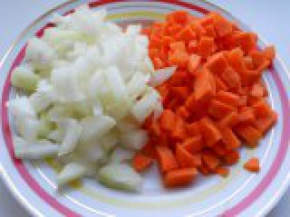 2 Нарезать лук и морковь. Лук репчатый и морковь нарезать такими же кубиками, как и картофель.