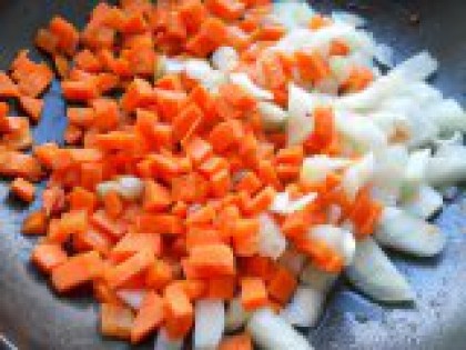 3 Обжарить лук и морковь. Обжарить вместе на сковороде с растительным маслом до небольшой мягкости. Выложить к картофелю.