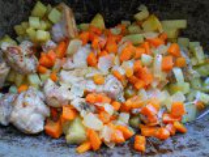5 Тушить овощи с мясом. Поставить на огонь и тушить овощи с мясом на небольшом огне 15-20 минут.