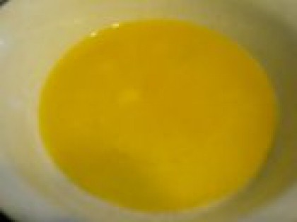 3 Растопить сливочное масло или маргарин На слабом огне ( а лучше на водяной бане) растопить сливочное масло или маргарин.