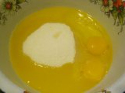 4 К маслу добавить яйца, сахар, все перемешать К растопленному маслу или маргарину добавить по одному яйца, сахар, все тщательно перемешать.
