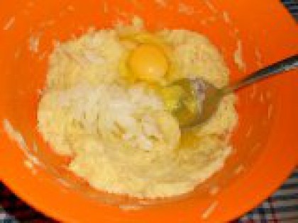 2 Добавить лук и яйцо. Репчатый лук очистить и нарезать тонкими, небольшими кусочками или натереть на терке. Добавить в картофельную массу вместе с яйцом. Перемешать.