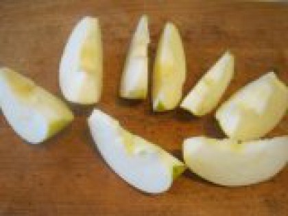 1 Яблоки очистить и нарезать на 8 частей Яблоки любого сорта помыть, очистить от кожуры, вырезать сердцевину. Разрезать каждое яблоко на 8 частей.