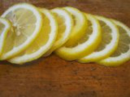 2 Лимон помыть, порезать на ломтики вместе с кожицей и семенами. Лимон помыть, порезать на ломтики вместе с кожицей и семенами.
