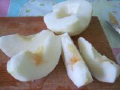 4 Очистить яблоки, разрезать на 8 частей Для яблочной начинки яблочки помыть, очистить от кожуры и семян. Разрезать каждое яблоко на восемь равных частей. Таким образом, из половины яблока выходит четыре, а из целого яблока восемь долек.