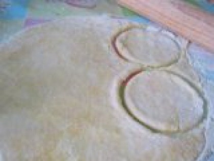5 Тесто раскатать, вырезать круги По истечении 30 минут вынуть тесто из холодильника. На припыленном мукой столе раскатать тесто тонко (приблизительно 4-5 мм) при помощи скалки и вырезать круги.