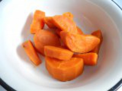 1 Отварить морковь. Морковь очистить, порезать кусочками, отварить в подсоленной воде до готовности. Выложить на тарелку и дать остыть.