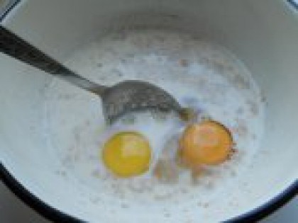 1 В молоко всыпать дрожжи и добавить яйца. Молоко обязательно подогреть до теплого состояния. Всыпать сухие дрожжи, размешать. Дать немного раствориться дрожжам и добавить яйца.