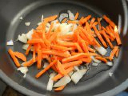 2 Выложить в сковороду лук и морковь. Все хорошо перемешать до образования однородного фарша. Можно для большей сочности добавить немного холодной воды.
Вторую луковицу очистить, нарезать любыми кусочками, морковь порезать длинными брусочками или кубиками. Выложить лук и морковь в сковороду с растительным маслом.
