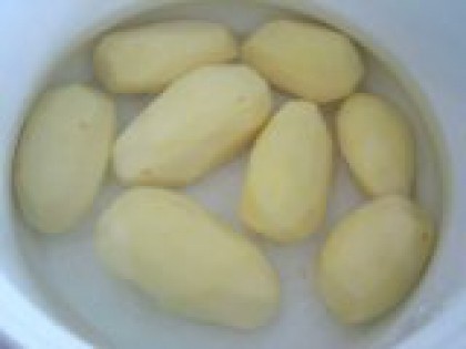 1 Картофель помыть, почистить и отварить до готовности Картофель можно брать любой величины - крупной или средней. Его помыть, почистить и отварить до готовности.