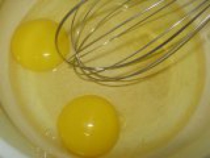 1 Взбить яйца Для начала приготовить тесто для блинчиков. Для этого в первую очередь нужно взбить яйца.