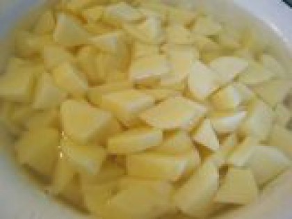 6 Картофель почистить, порезать достаточно крупно В это время картофель помыть, почистить. Порезать на кусочки, но не мелко, чтобы картофель не разварился при дальнейшем тушении.